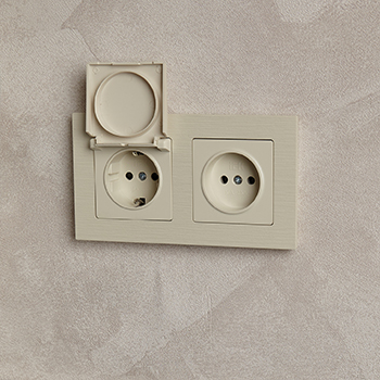 рамка 2-постовая IEK РУ-2-Бр Brite бежевый рифленый - пример установки