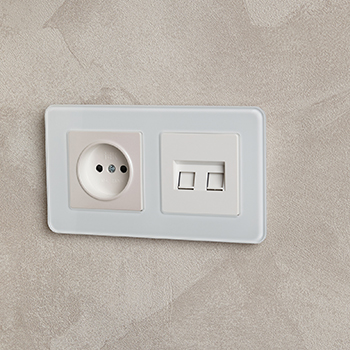 рамка 2-постовая IEK РУ-2-2-Бр стекло белый RE Brite - пример установки