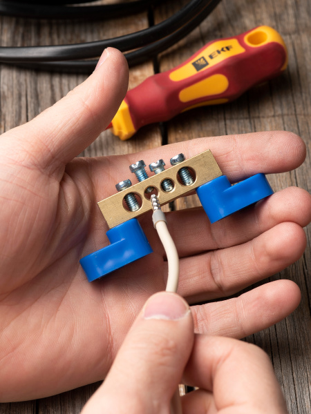 купить Шина нулевая 8*12 4групп 2 угловых изолятора синий винтовой по краям EKF  в Самаре Шина нулевая 8*12 4групп 2 угловых изолятора синий винтовой по краям EKF