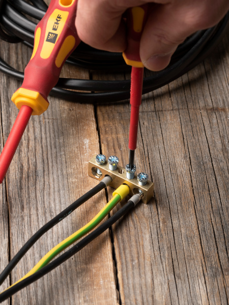 купить Шина нулевая 8*12 4групп без изолятора винтовой по центру EKF  в Самаре Шина нулевая 8*12 4групп без изолятора винтовой по центру EKF