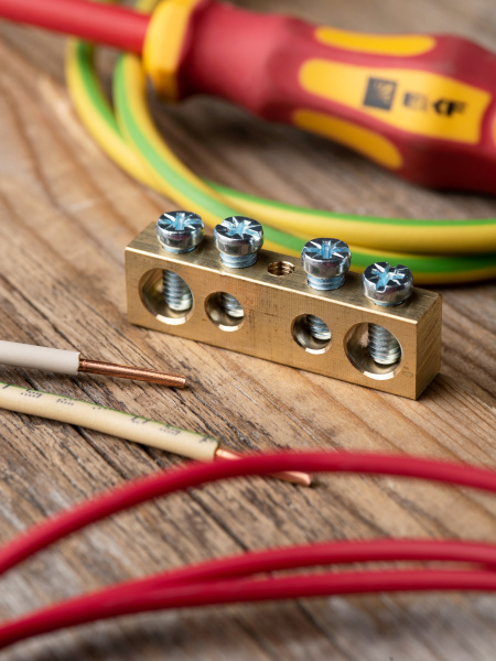 купить Шина нулевая 8*12 4групп без изолятора винтовой по центру EKF  в Самаре Шина нулевая 8*12 4групп без изолятора винтовой по центру EKF