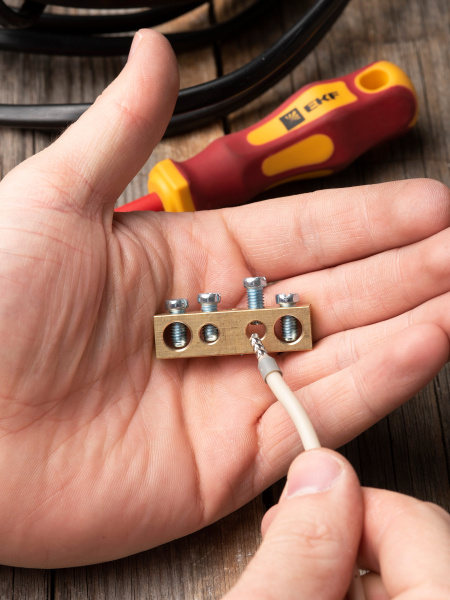 купить Шина нулевая 8*12 4групп без изолятора винтовой по центру EKF  в Самаре Шина нулевая 8*12 4групп без изолятора винтовой по центру EKF