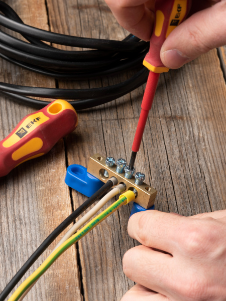 купить Шина нулевая 8*12 4групп 2 угловых изолятора синий винтовой по краям EKF  в Самаре Шина нулевая 8*12 4групп 2 угловых изолятора синий винтовой по краям EKF