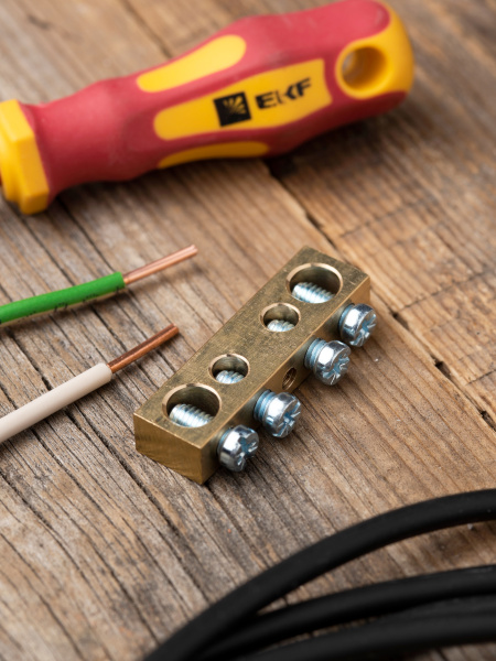 купить Шина нулевая 8*12 4групп без изолятора винтовой по центру EKF  в Самаре Шина нулевая 8*12 4групп без изолятора винтовой по центру EKF