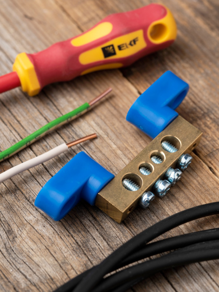 купить Шина нулевая 8*12 4групп 2 угловых изолятора синий винтовой по краям EKF  в Самаре Шина нулевая 8*12 4групп 2 угловых изолятора синий винтовой по краям EKF