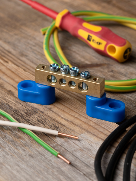 купить Шина нулевая 8*12 4групп 2 угловых изолятора синий винтовой по краям EKF  в Самаре Шина нулевая 8*12 4групп 2 угловых изолятора синий винтовой по краям EKF